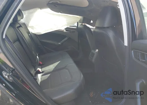 2017 Volkswagen Passat 1.8T R-Line z USA, uszkodzony, nr VIN 1VWDT7A31HC078353